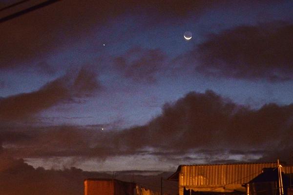 Esta postal fue tomada a las 5.13 horas del pasado sábado, y muestra la conjunción de la Luna, Venus y Júpiter, en una fotografía tomada desde la Avenida del Cementerio, zona 3.