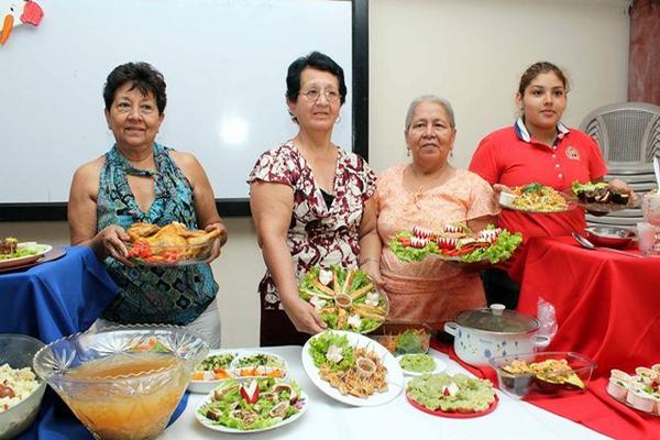 Féminas muestran platillos que prepararon. (Foto Prensa Libre: Rolando Miranda)