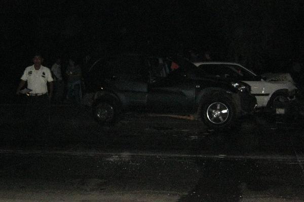 La camioneta de Eduardo Cojulum —al centro— fue chocada en la autopista a Puerto Quetzal.