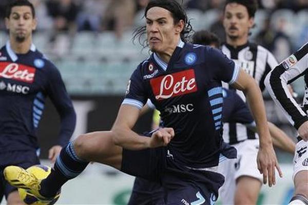 El jugador uruguayo del Napoli, Edinson CavanI, patea el balón en un partido contra Siena por la Serie A el sábado, 22 de diciembre de 2012, en Siena, Italia. (Foto Prensa Libre: AP)