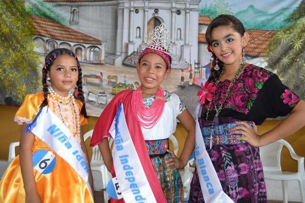 Karen Ramírez, Niña Independencia, -al centro- junto a Katherin Chacón, Niña Monja Blanca, y Andrea Orellana, Niña Identidad. (Foto Prensa Libre: Víctor Gómez)