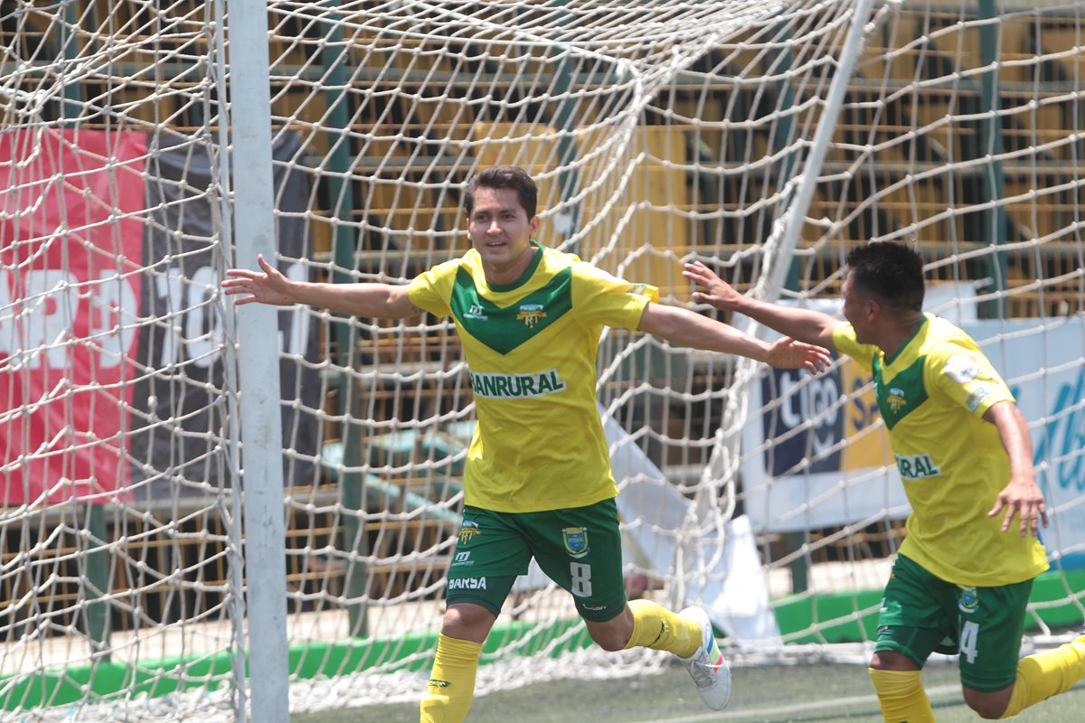 Alex Pérez anotó doblete en la victoria de Petapa contra Mictlán. Los loros avanzan directamente a semifinales. (Foto Prensa Libre: Norvin Mendoza).