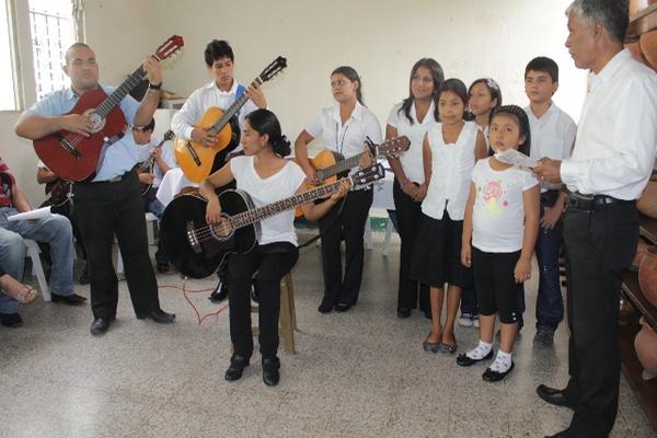 Diez estudiantes atendieron la convocatoria para formar la rondalla, estas vacaciones. (Foto Prensa Libre: Óscar González)<br _mce_bogus="1"/>