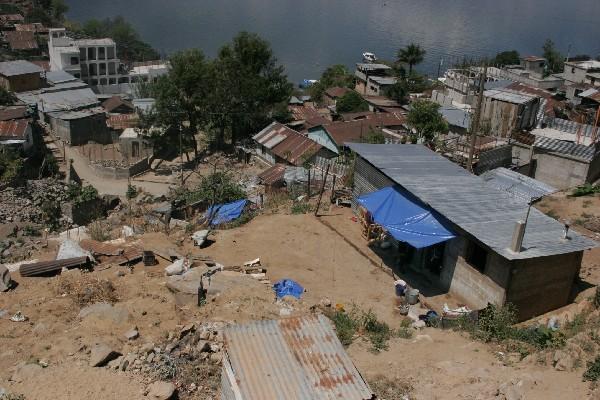 Damnificados por  derrumbe retornaron al sitio de la tragedia y construyeron casas, pero el lugar continúa declarado como inhabitable, según  la Conred.