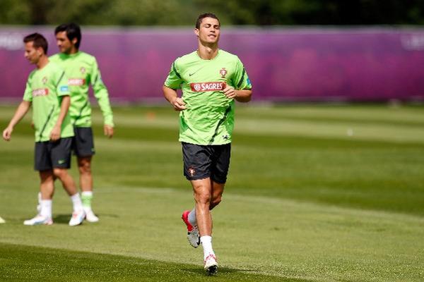 Cristiano Ronaldo, en la práctica de ayer del equipo portugués. (Foto Prensa Libre: AP)