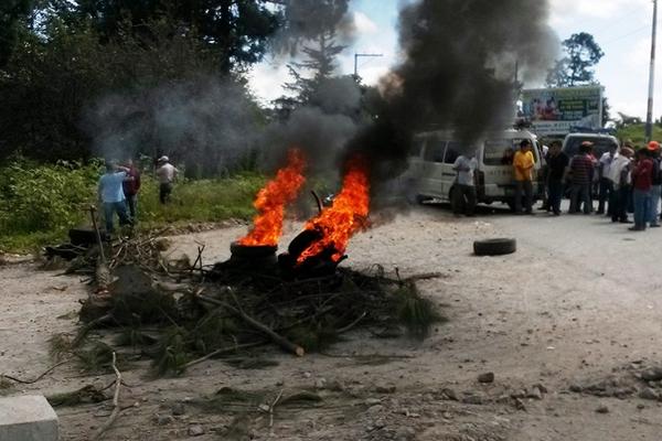 Transportistas de Chichicastenango bloquean el paso hacia Santa Cruz del Quiché y Los Encuentros, Sololá. (Foto Prensa Libre: Óscar Figueroa)<br _mce_bogus="1"/>