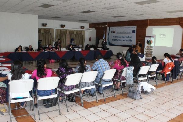 Encargadas de oficinas municipales de la Mujer   participan en  seminario, en Panajachel, Sololá. (Foto Prensa Libre: Ángel Julajuj)