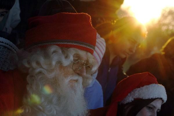 El reno escapó mientras Papá Santa Claus saludaba a los niños. (Foto Prensa Libre: AFP)