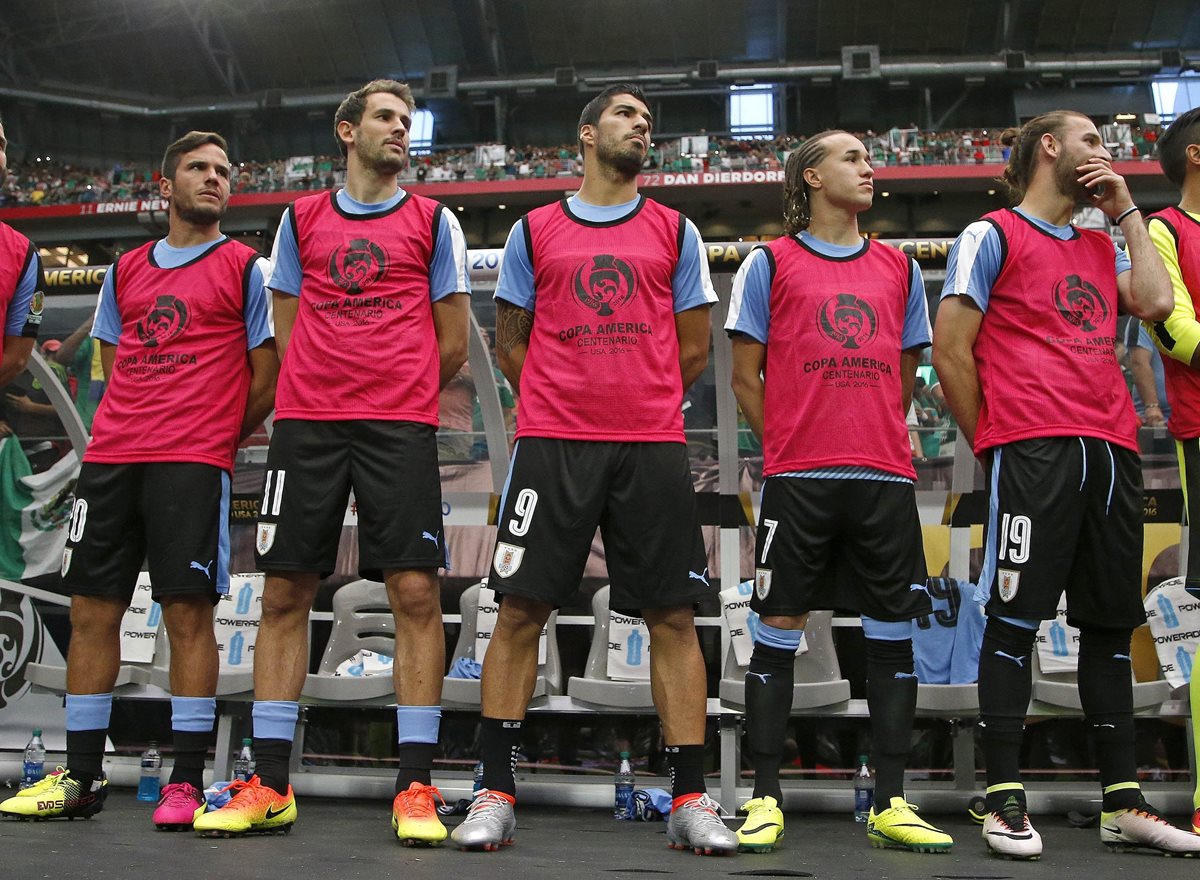 Luis Suárez junto a sus compañeros muestran su sorpresa en la equivocación del himno. (Foto Prensa Libre: AP)