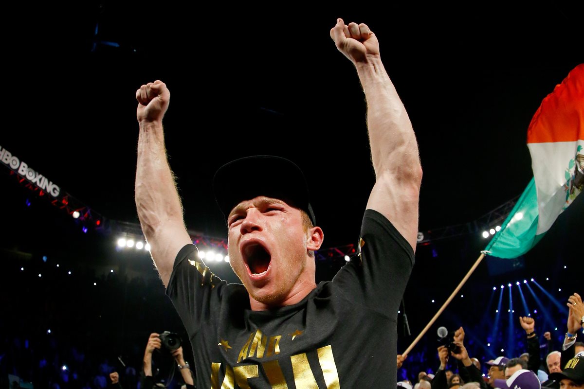 Canelo ganó con polémica ayer ante Cotto. (Foto Prensa Libre: AFP)