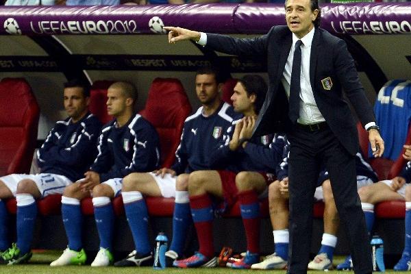 El seleccionador italiano Cesare Prandelli da instrucciones a sus jugadores en el juego contra los alemanes. (Foto Prensa Libre: EFE)