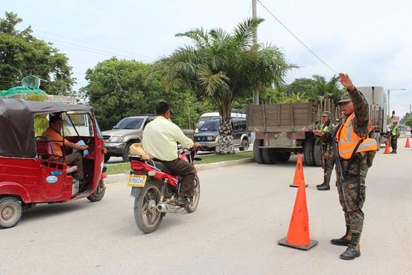 Dos soldados participan en operativos en San Benito, con la finalidad de contrarrestar hechos delictivos. (Foto Prensa Libre: Rigoberto Escobar)<br _mce_bogus="1"/>