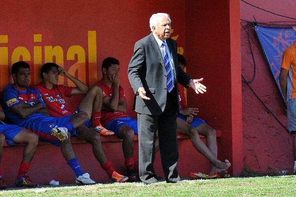 Aníbal Ruiz estuvo de pie casi todo el encuentro y se fue frustrado por la derrota. (Foto Prensa Libre: Gloria Cabrera)