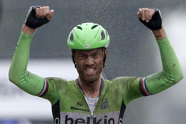 Lars Boom celebra al cruzar la línea de Meta en Arenberg. (Foto Prensa Libre: AP)