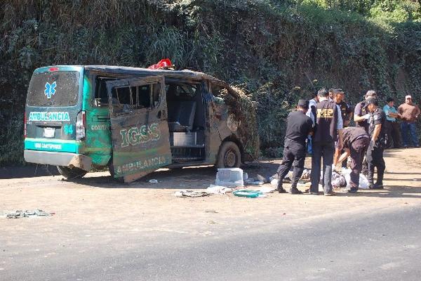 Agentes del Ministerio Público recaban datos en el lugar del  accidente.