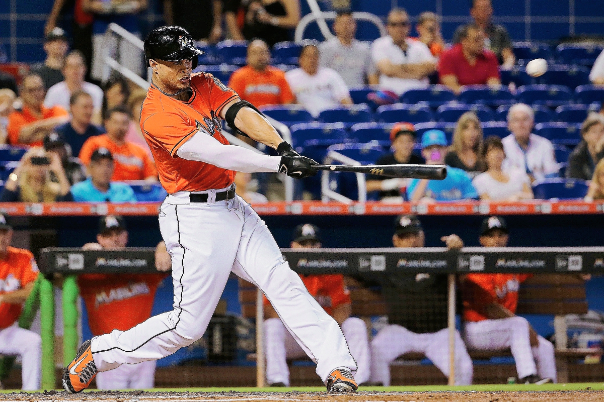 Giancarlo Stanton durante el juego de ayer entre los  Miami Marlins y los Colorado Rockies. (Foto Prensa Libre: AFP)