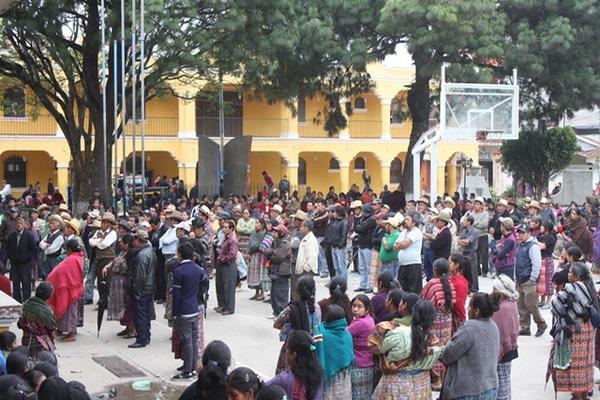 Vecinos de San Juan Comalapa piden en forma pública al alcalde, Valeriano Pichiyá, que rinda cuentas de su gestión. Además, se quejan de la deficiencia de los servicios públicos. (Foto Prensa Libre: José Rosales)