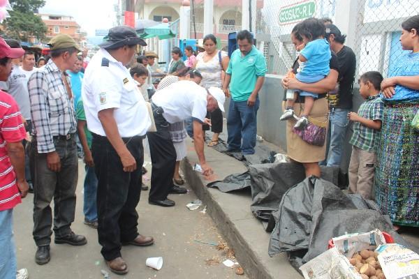 Policías municipales desalojan a  comerciantes.