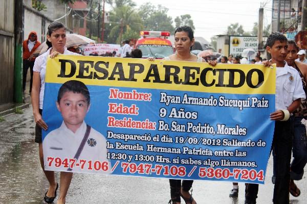 Vecinos, estudiantes y padres de familia de la Escuela Oficial Urbana Mixta  de la colonia Hermana Patricia, Morales, Izabal, durante la protesta para exigir la aparición de Ryan.