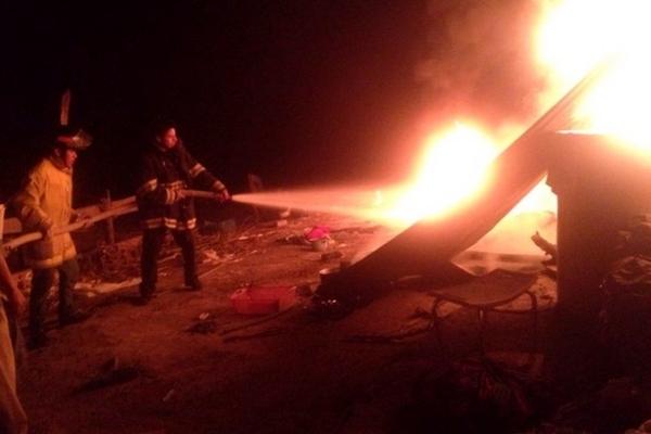 Socorristas controlan incendio en una vivienda de Chichicastenango. (Foto Prensa Libre: Óscar Figueroa) <br _mce_bogus="1"/>