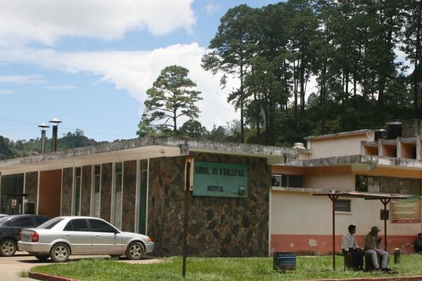 Morgue de Cobán, donde se hallan los restos de hombre linchado. (Foto Prensa Libre: Ángel Martín Tax)<br _mce_bogus="1"/>