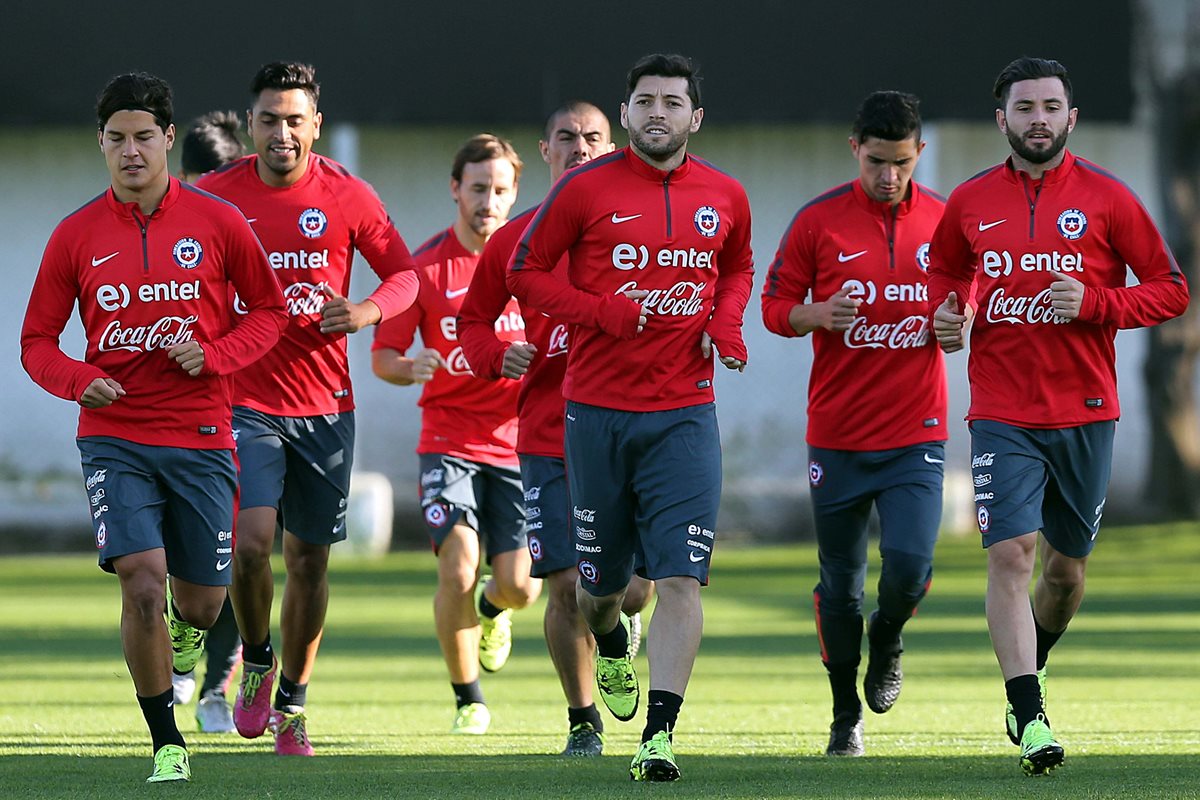 Los jugadores de la selección chilena durante el entrenamiento de este martes, en el complejo deportivo Juan Pinto Duran, en Santiago. (Foto Prensa Libre: EFE)