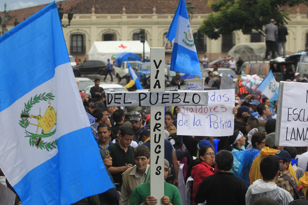 Banderas, mantas y carteles portaban los guatemaltecos en las protestas. (Foto Prensa Libre: Hemeroteca PL)