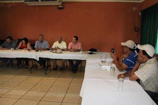 Líderes comunitarios se reunieron con diputados. (Foto Prensa Libre: Carlos Paredes)<br _mce_bogus="1"/>