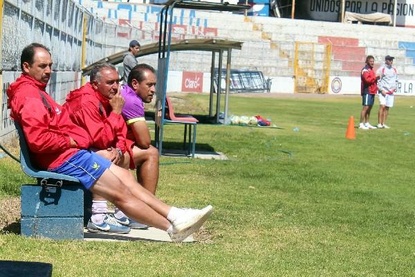 El técnico Héctor Julián Trujillo observa el entrenamiento de los chivos, en el Mario Camposeco. (Foto Prensa Libre: Carlos Ventura)