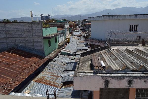 Así luce una de las calles aledañas al mercado de Zacapa, en donde el tránsito vehicular es imposible.