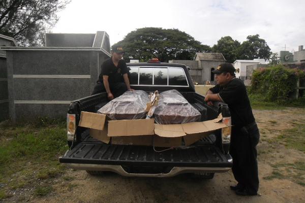 Autoridades trasladan a la morgue de Chiquimula a los dos hombres asesinados. (Foto Prensa Libre: Edwin Paxtor)<br _mce_bogus="1"/>