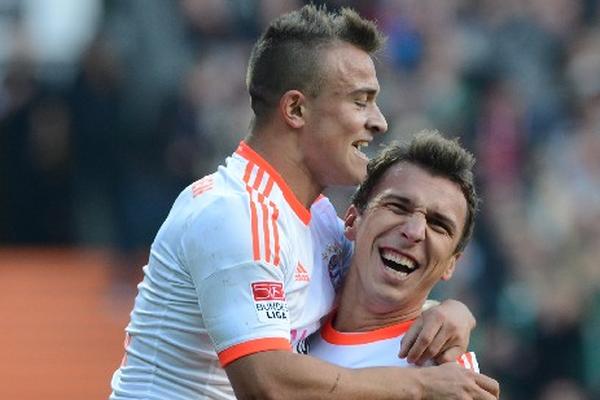 Mario Mandzukic es felicitado por su compañero Xherdan Shaqiri. (Foto Prensa Libre: EFE)