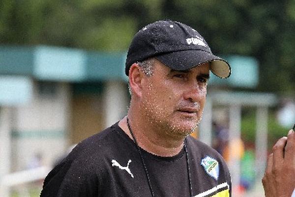 El técnico de los albos, Willy Coito Olivera, trabaja para alcanzar el objetivo del pentacampeonato. (Foto Prensa Libre: Óscar Felipe)