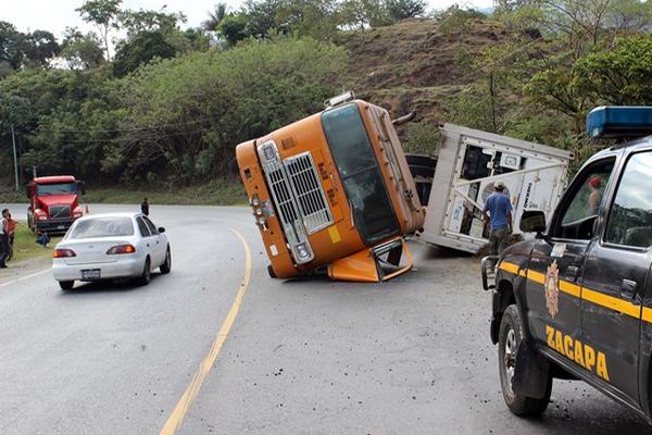 El piloto de un tráiler que transportaba melones resultó ileso al volcar, en el kilómetro 170 de la ruta al Atlántico. (Foto Prensa Libre: Julio Vargas)<br _mce_bogus="1"/>