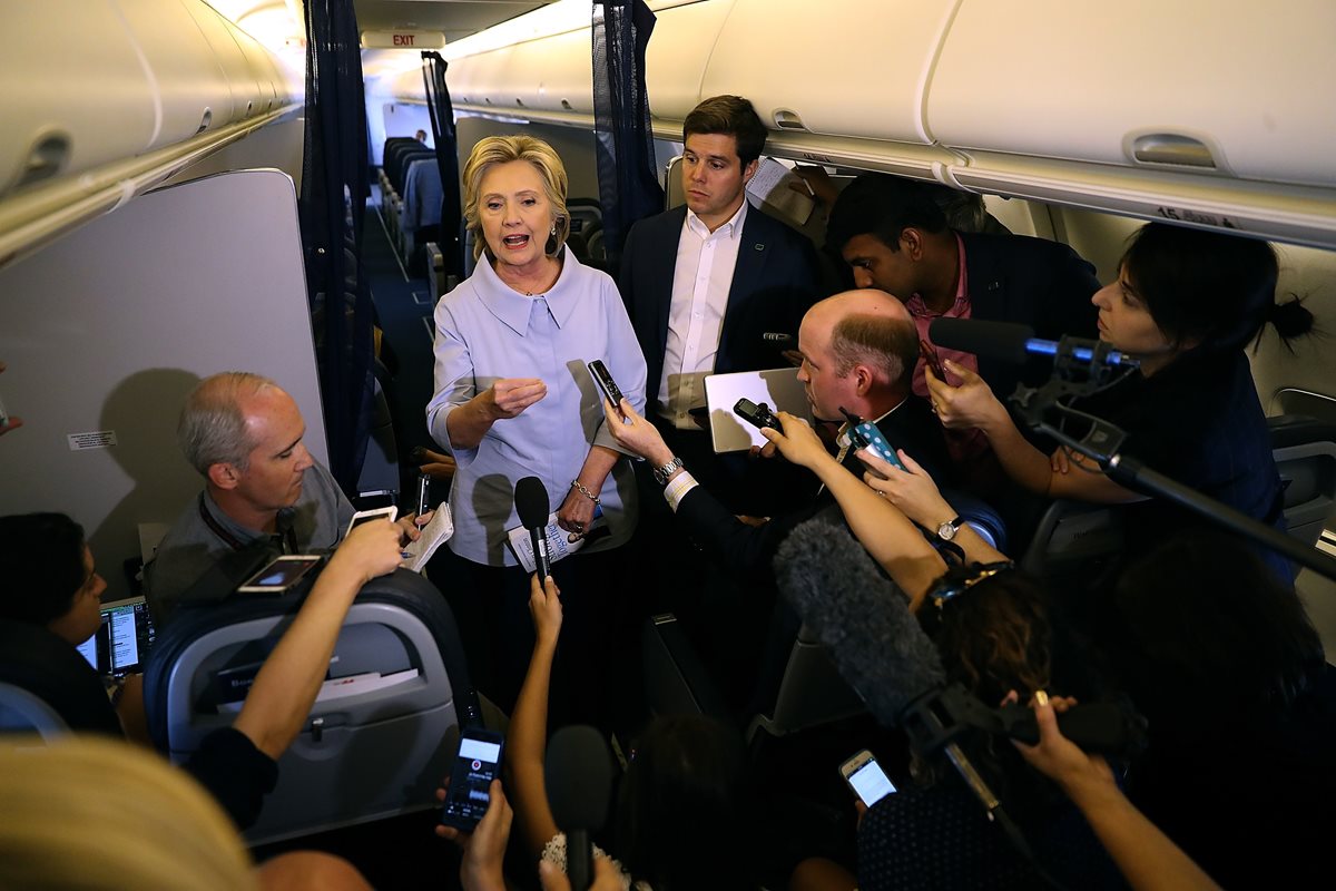 La candidata presidencial demócrata, Hilary Clinton, ofrece declaraciones a los medios de comunicación a bordo del avión de su campaña. (Foto Prensa Libre: AFP).