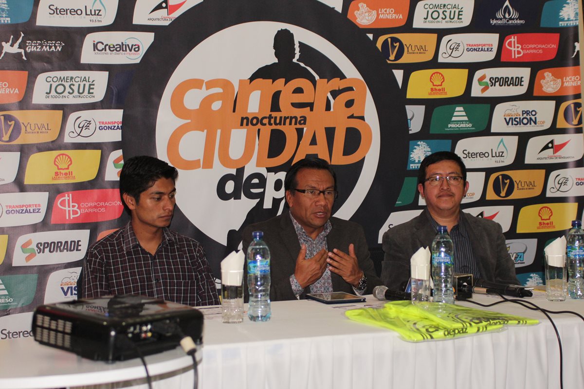 Alex Orozco, Moises Fuentes, y Carlos Ramos, organizadores del evento dan detalles de la carrera. (Foto Prensa Libre: Aroldo Marroquín).