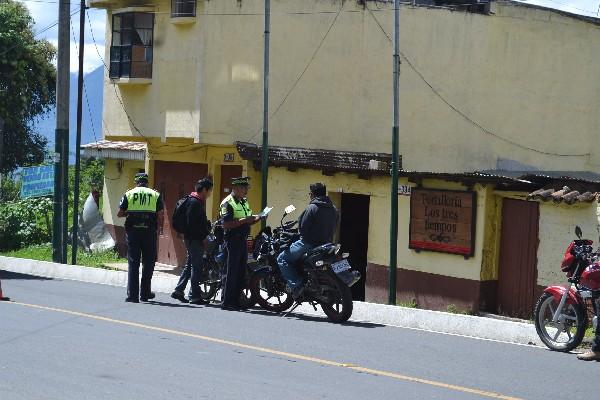 Policías revisan  papelería de motos.