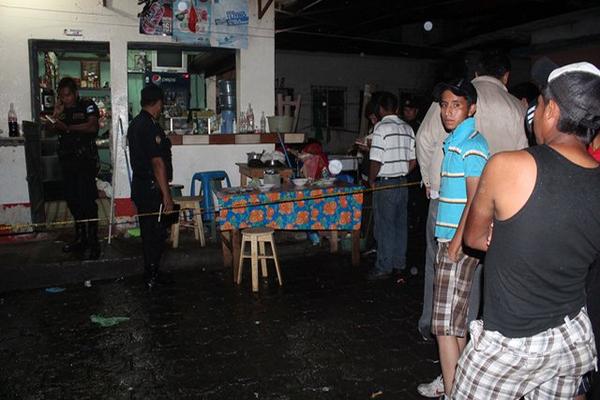 Los victimarios obligaron a la pareja a ingresar al negocio y la mataron en su interior. (Foto Prensa Libre: Danilo López)