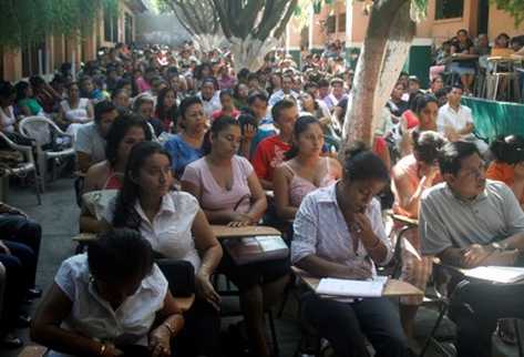 Maestros de Coatepeque, Quetzaltenango, en asamblea general anunciaron participar en el paro y los bloqueos de rutas por el recorte presupuestario al Ministerio de Educación. (Foto Prensa Libre: Alexander Coyoy)