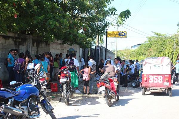 Estudiantes plan fin de semana no pueden ingresar al Cudep, porque este está tomado por los del plan diario. (Foto Prensa Libre: Rigoberto Escobar) <br _mce_bogus="1"/>