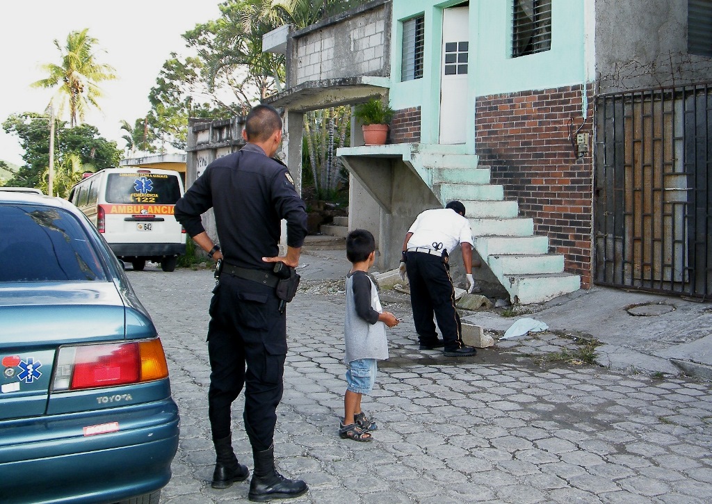 Un vecino observa el cuerpo desmembrado del recién nacido localizado en el barrio El Calvario, de Sanarate, El Progreso. (Foto: Héctor Contreras).