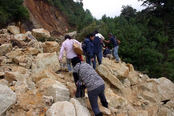 Derrumbe ocurrido a cinco kilómetros de Mataquescuintla, desde  junio último, y cuyos escombros no han sido recogidos por las autoridades,  lo cual dificulta el paso de los vecinos.