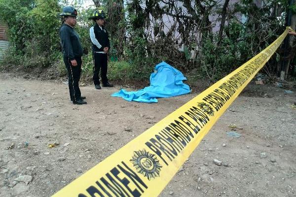 Salvador Conoz, de 23 años, fue ultimado este martes en un sector de Lo de Carranza. (Foto Prensa Libre: Érick Ávila)