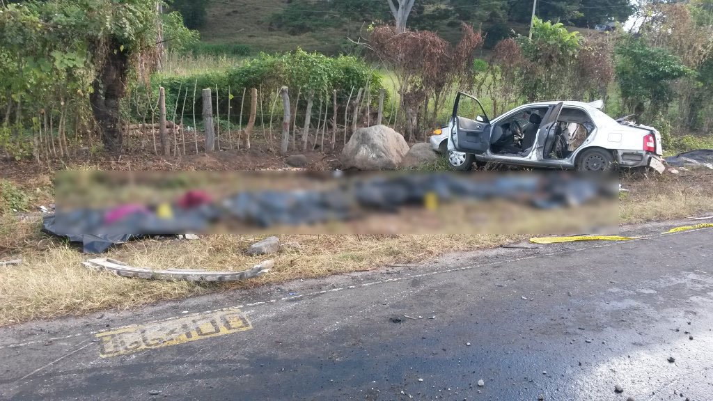 Cuerpos de víctimas de accidente yacen junto al automóvil en el que viajaban, en la ruta de Escuintla a Siquinalá. (Foto Prensa Libre: Carlos E. Paredes)