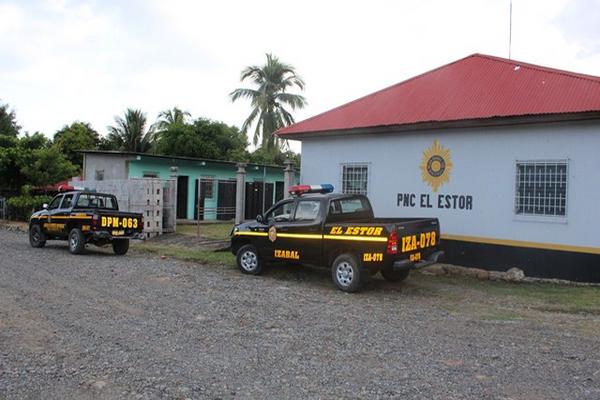 Autopatrullas estacionadas en la subestación policial, en El Estor, Izabal. (Foto Prensa Libre: Edwin Perdomo)<br _mce_bogus="1"/>