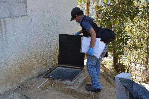 Investigador observa el tanque  donde se ahogó la menor en Huehuetenango.