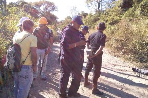 Autoridades resguardan el lugar donde fueron encontrados los cadáveres de dos hombres, en Barberena. (Foto Prensa Libre: Oswaldo Cardona) <br _mce_bogus="1"/>