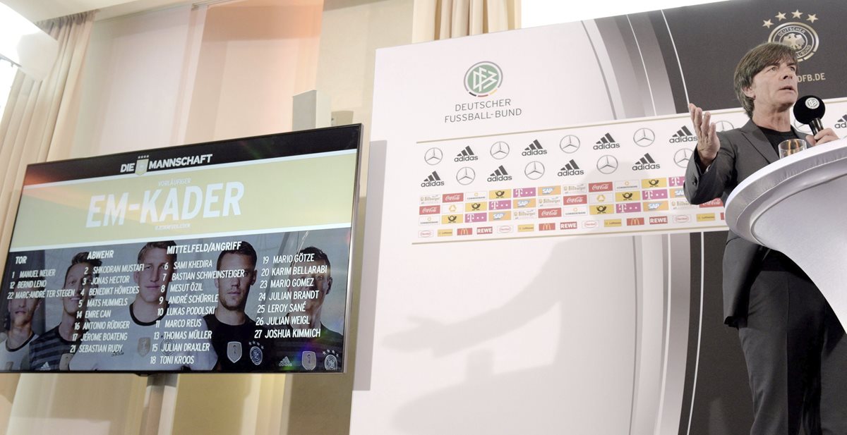 El entrenador de la selección alemana de fútbol, Joachim Löw, ofrece una rueda de prensa para anunciar la lista de convocados para la Eurocopa de Francia. (Foto Prensa Libre: EFE)