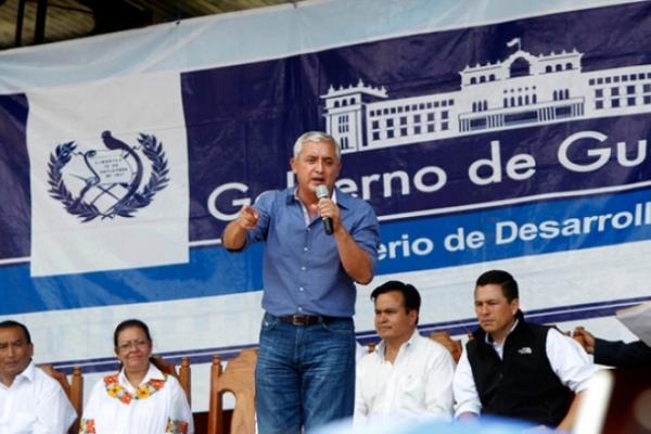 Presidente da su discurso en inauguración de programa Mi Bono Seguro. (Foto Prensa Libre: Scspr)