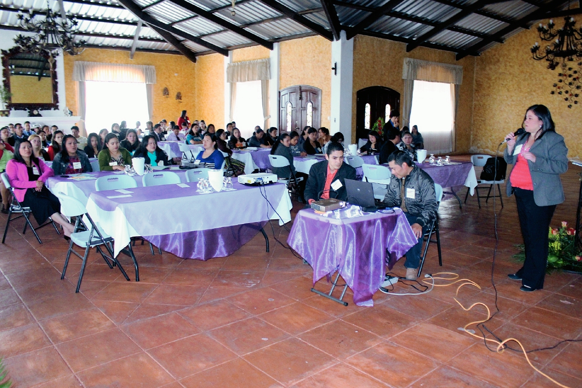 Personal del Hospital Regional de Quiché en el foro “La violencia lastima cuerpo, mente y alma”. (Foto Prensa Libre: Óscar Figueroa)